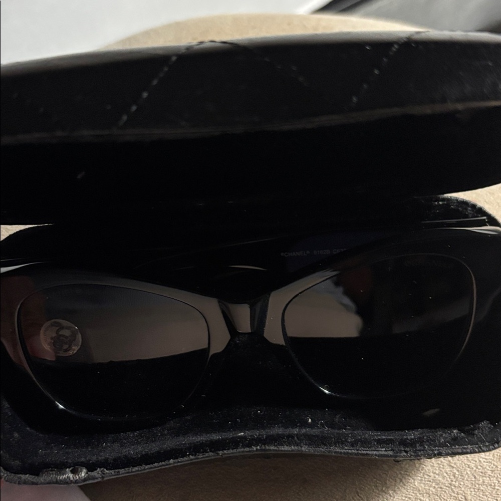 Black and Gold Sunglasses Cc - Picture 4 of 6